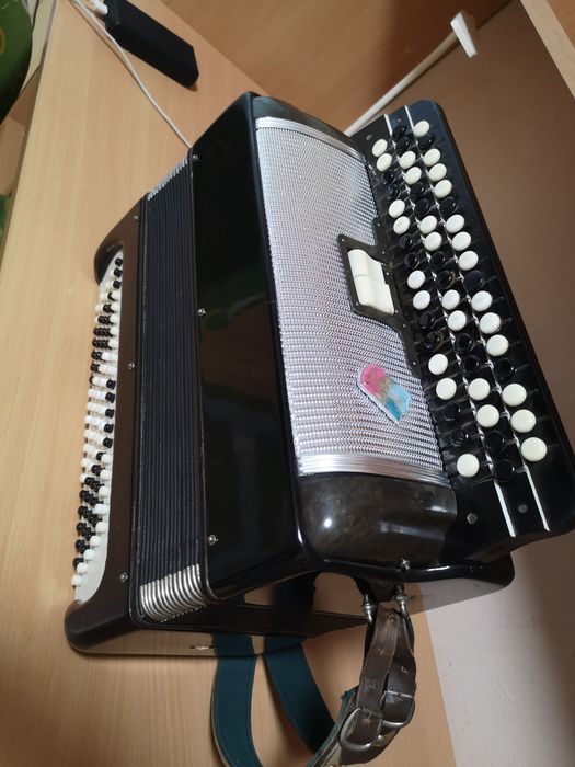 Баян Москва з регістрами. Хороший стан.