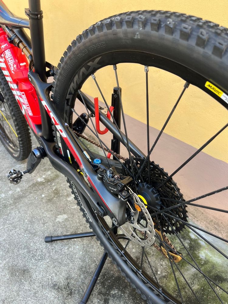 Bicicleta preta/vermelha Specialized
