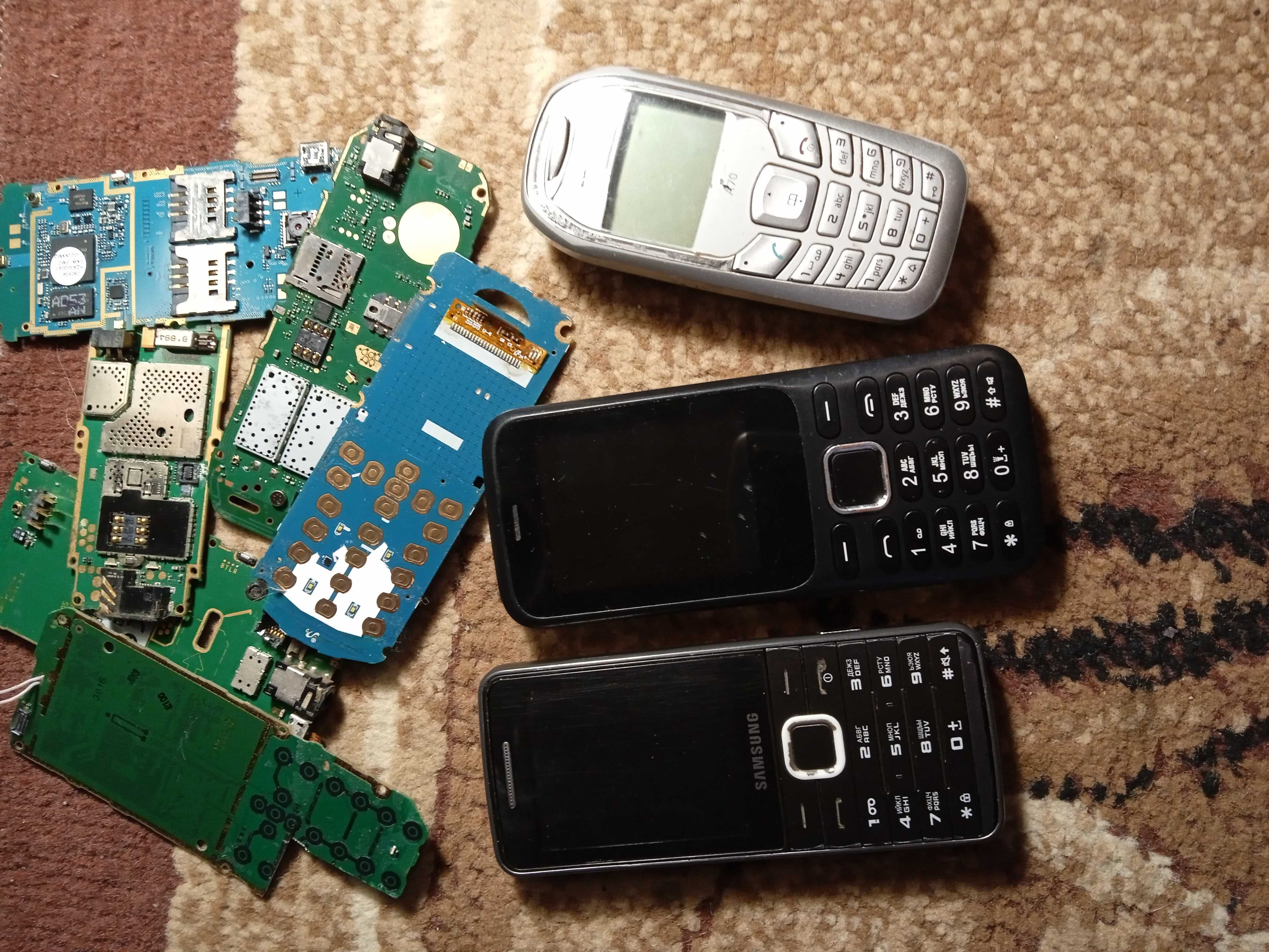 мобильные телефоны на запчасти или ремонт