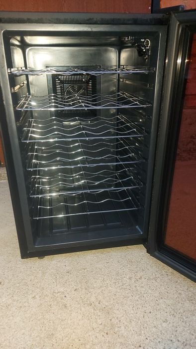 Винний охолоджувач на 28 пляшок .BW28BL.
 зоною
Винний охолодж