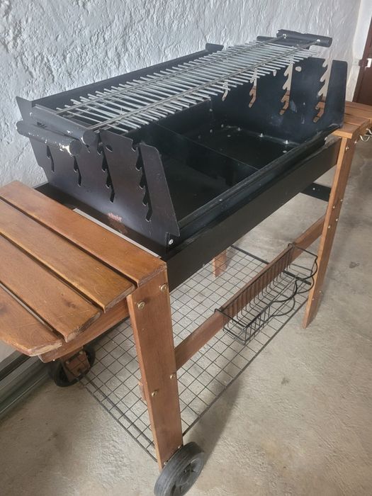 Grelhador a carvão com suporte Novo