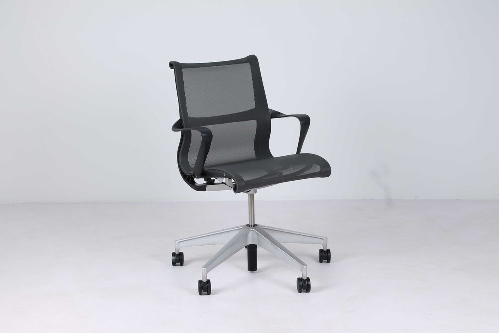 Cadeira modelo SETU da Herman Miller