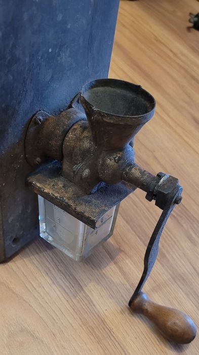 Stary młynek do mielenia kawy na ścianę