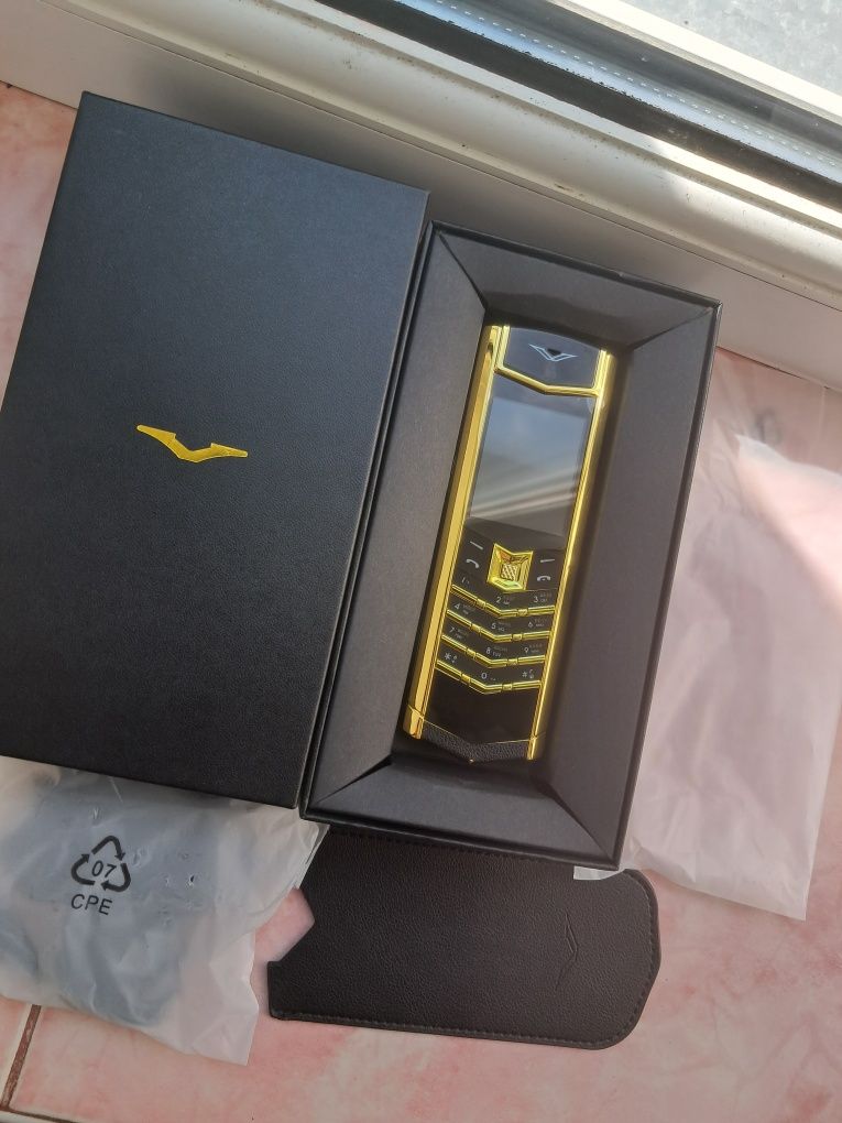 Стильний кнопочний мобільний телефон VERTU Signature v10