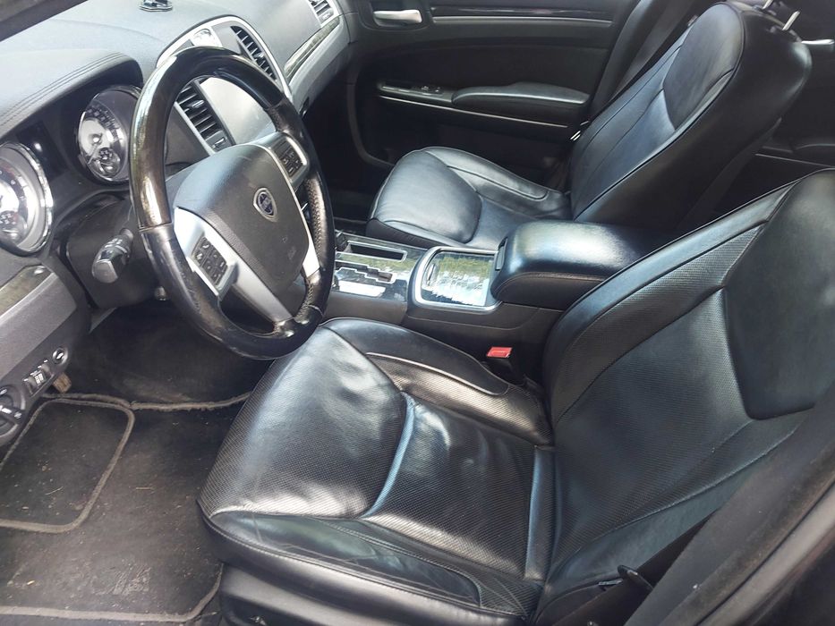 Lancia Thema z uszkodzonym silnikiem