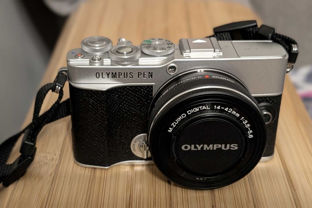 Olympus OM-D E-P7 + obiektyw M.Zuiko 14–42 mm — stan bardzo dobry