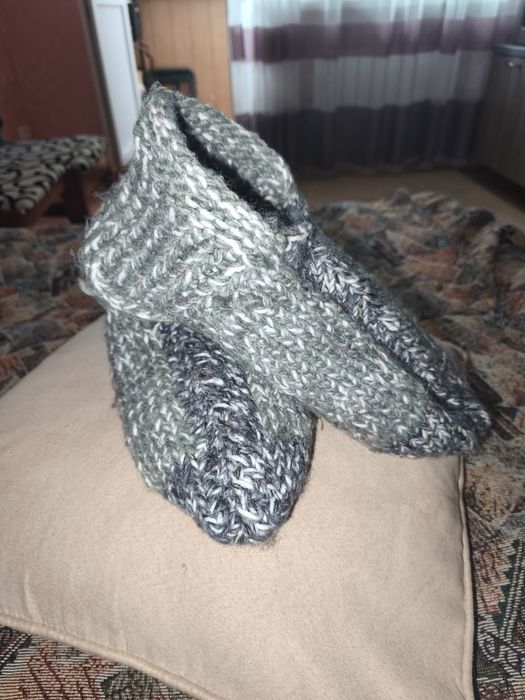 Продам в'язані капці жіночі, чоловічі, дитячі. Є можливість замовити.