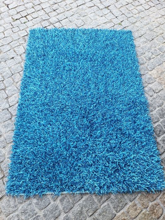 Carpete azul em bom estado