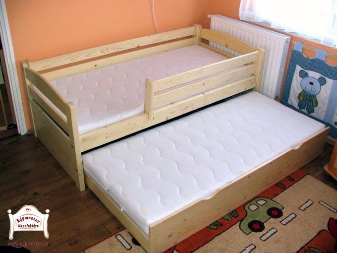 Кровать детская из массива.