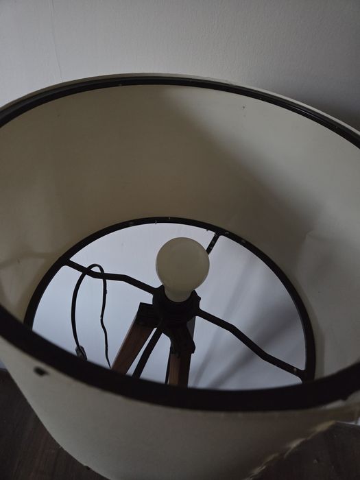 Lampa stojąca na 3 nóżkach