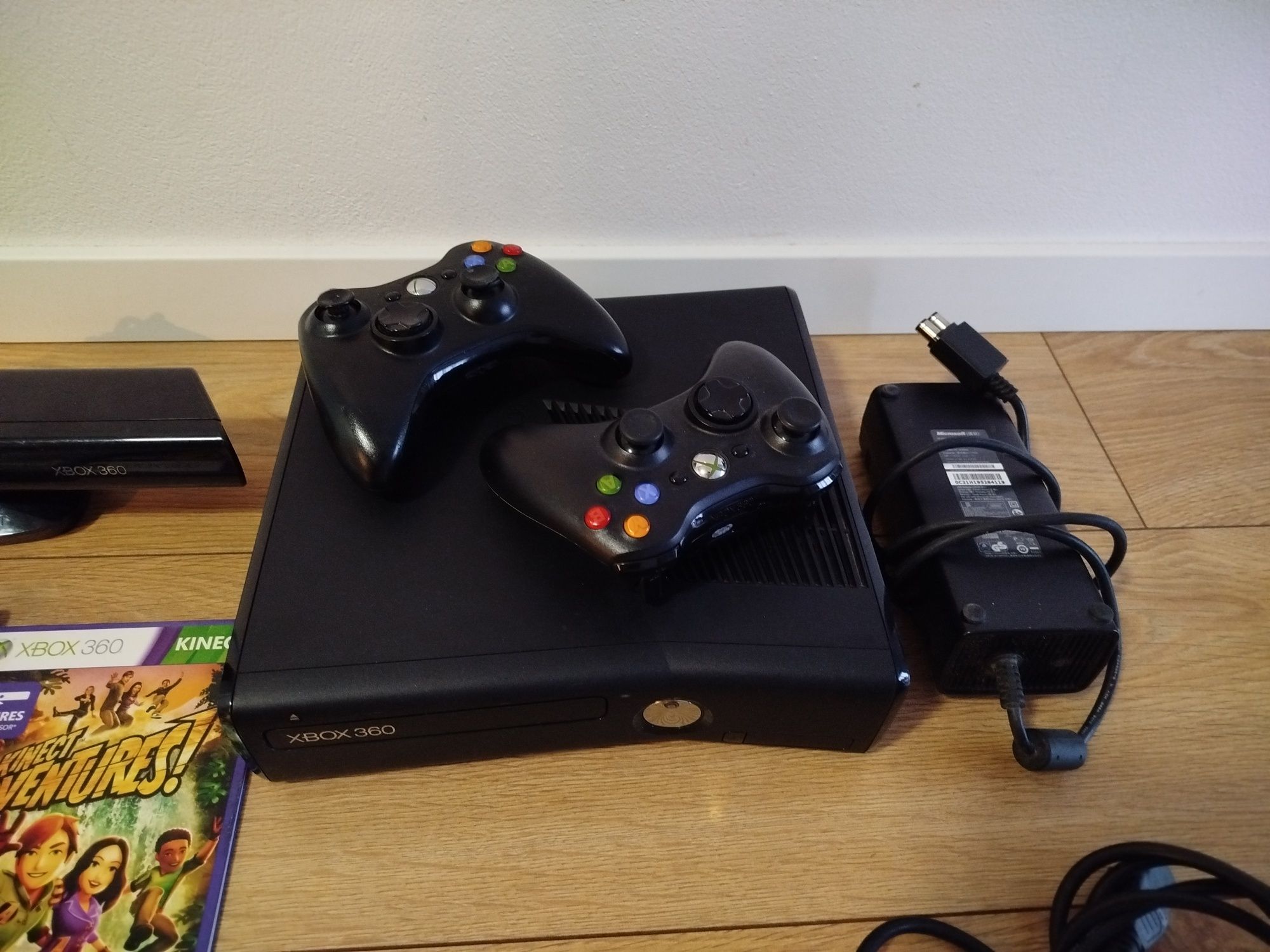 Konsola Xbox 360 + pady + Kinect + gry.