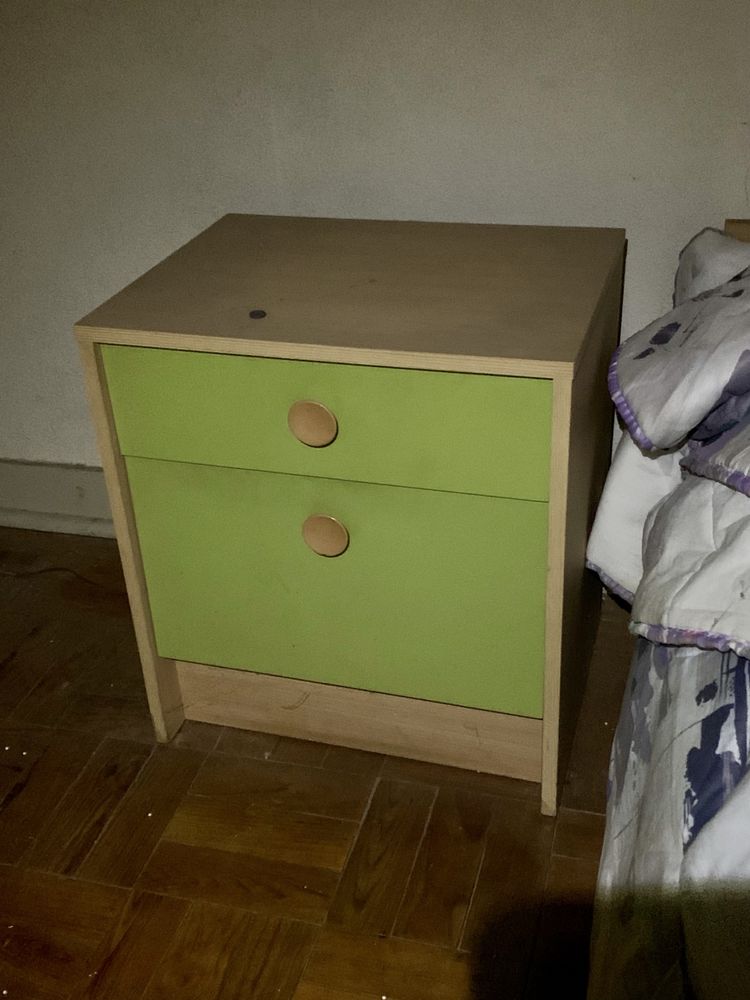 Estante vintage verde + mesinha de cabeceira