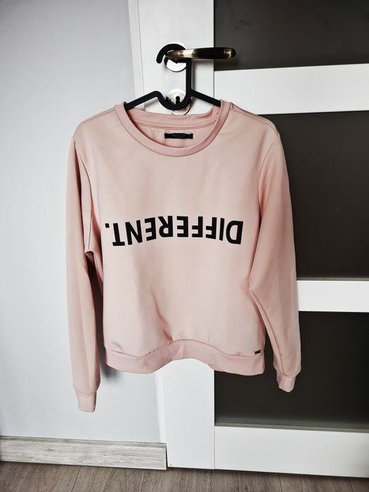 Mohito bluza z napisem different piankowa czarny napis pudrowy róż ove