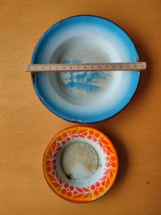 Pratos e tigelas antigas esmaltadas.