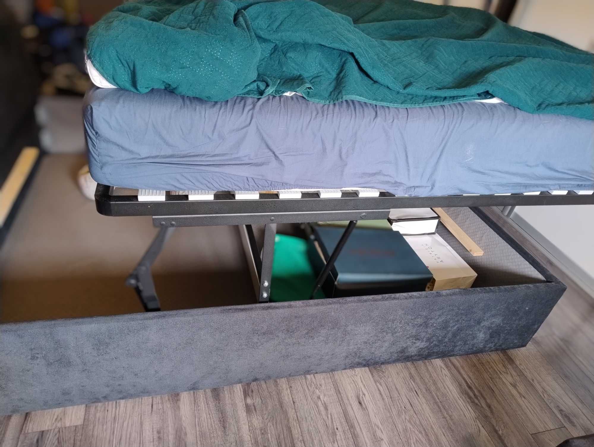 Łóżko i materac 160x200 tapicerowane z zagłówkiem i siłownikami