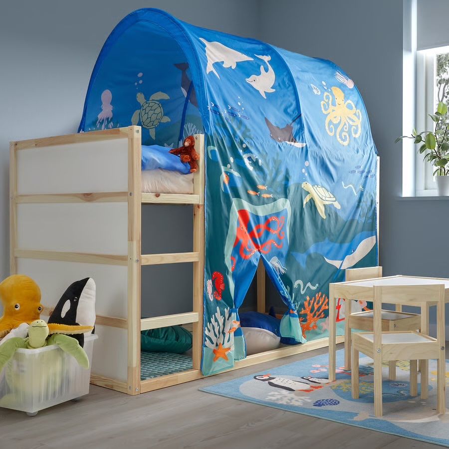 Cama beliche reversivel IKEA Kura com cobertura
