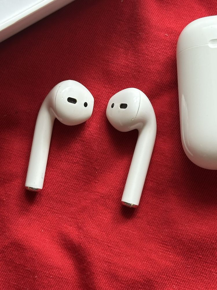 Apple AirPods 2nd generation with Charging Case
