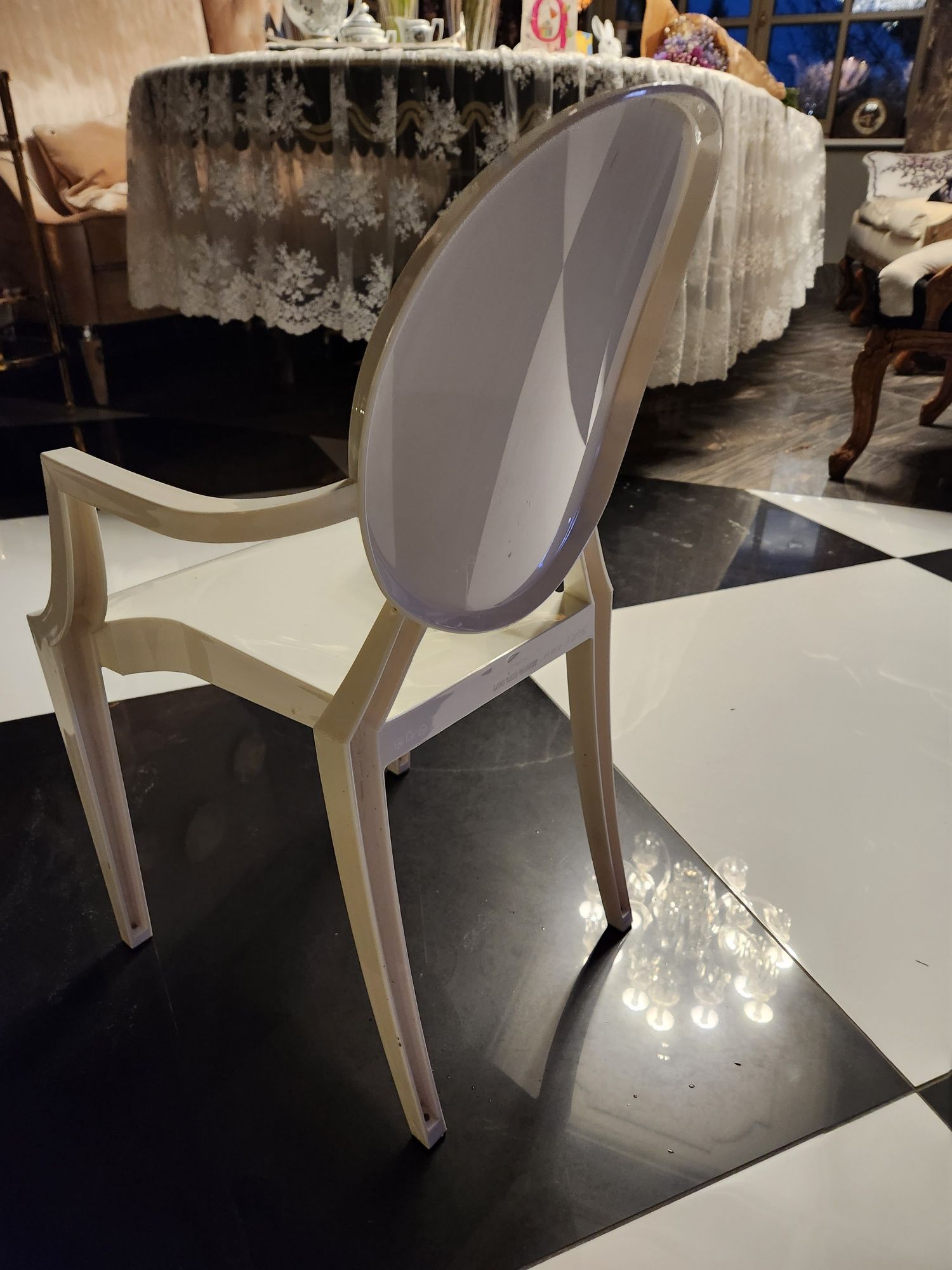Krzesełko Kartell Duch, białe, dla dziecka do lat 8.