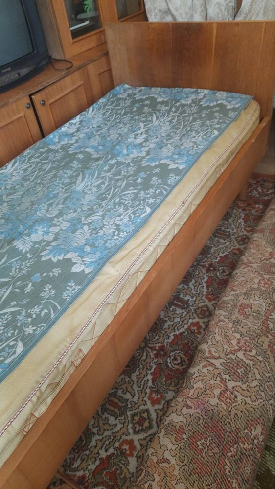 Продаю два односпальних ліжка з матрасом