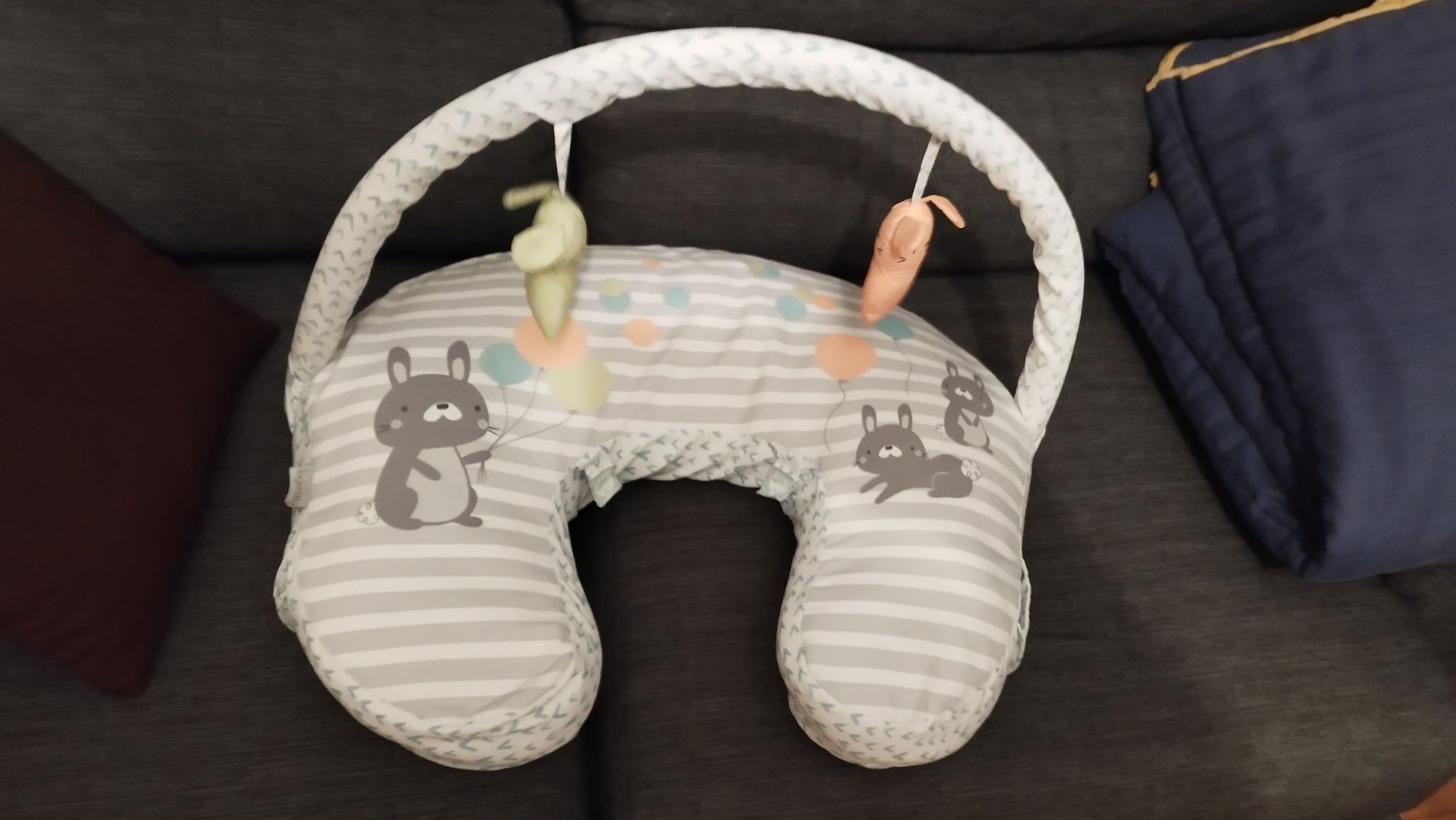 Ingenuity Almofada Maternal com Barra de Jogos