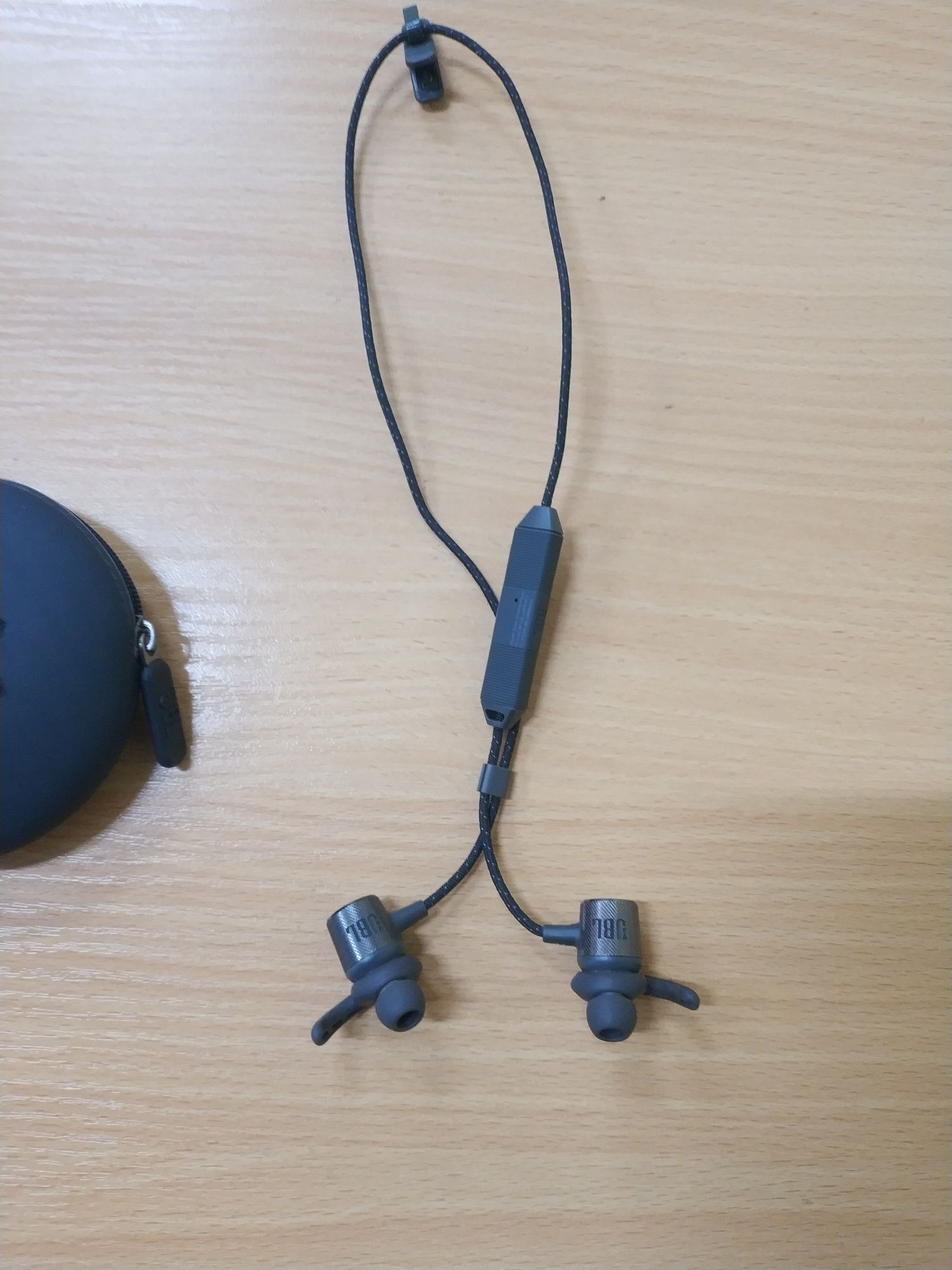 Продам бездротові навушники jbl under armour sport wireless react