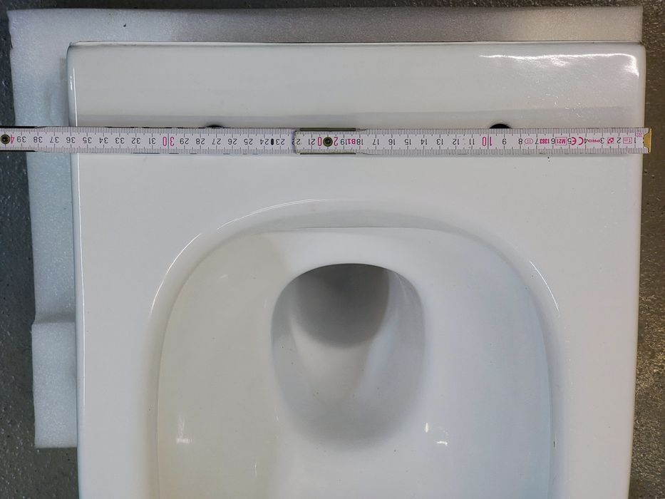 Miska WC wisząca z deską wolnoopadającą. Mocowania, kompletna.