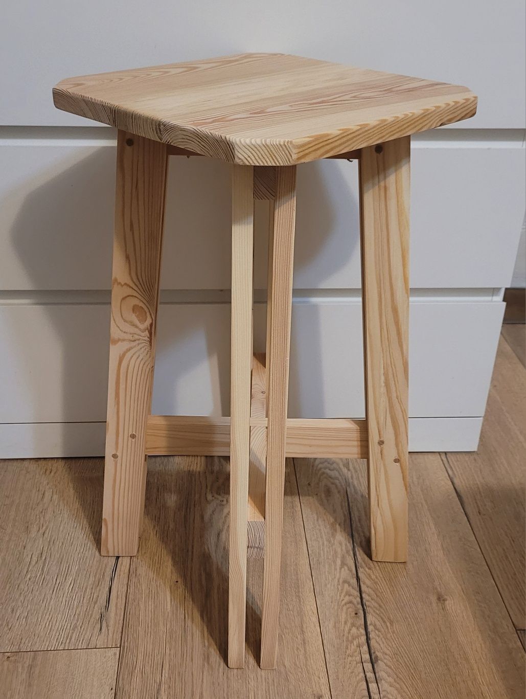 Taboret hoker sosnowy