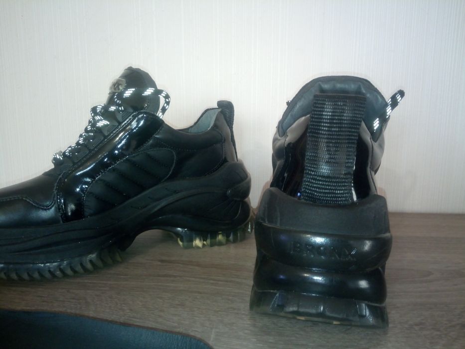 Продам, крутые,новые кроссовки,кожаные,женские, 39 размер,