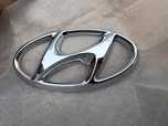 Znaczek emblemat przód Hyundai oryginał nowy
