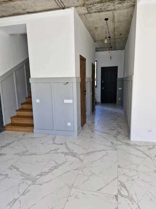 Продаж будинку на вул. Зубрицького