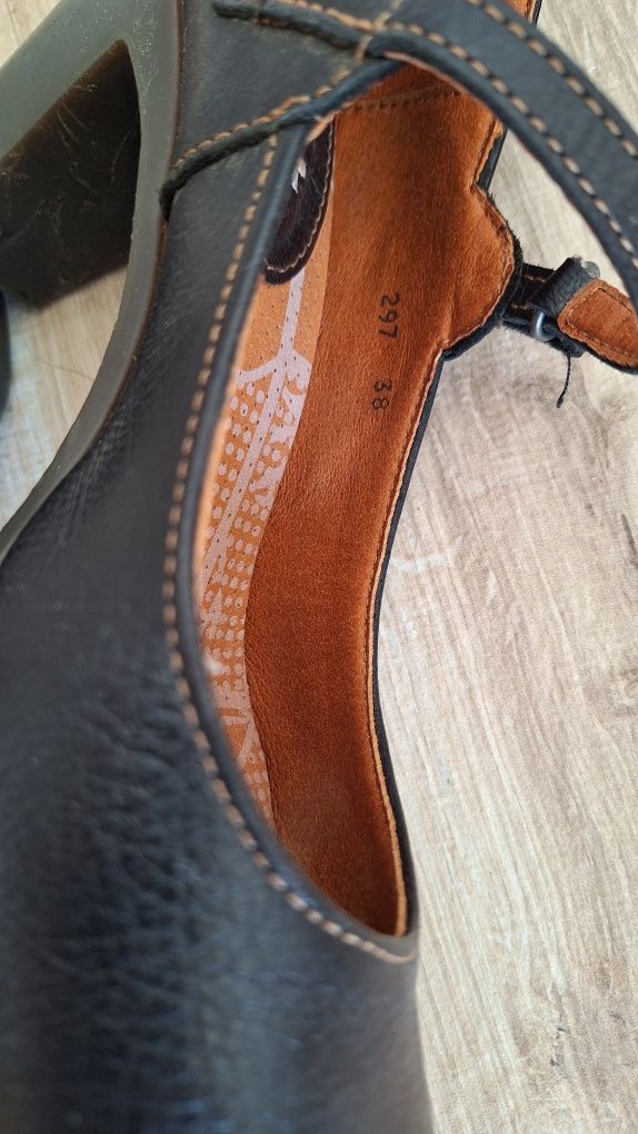 Sapatos ArtCompany pele pretos com salto 38