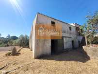 Moradia com Garagem e Terreno no Campo