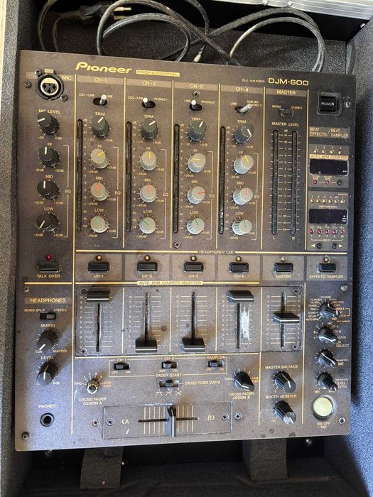 Mesa de mistura Pioneer DJM-600