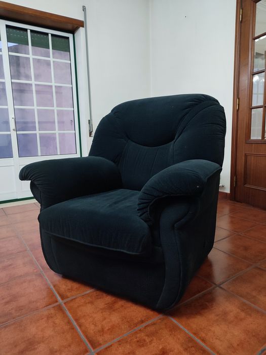 Sofás de veludo com almofadas