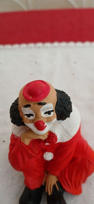 Estatueta pintada á mão