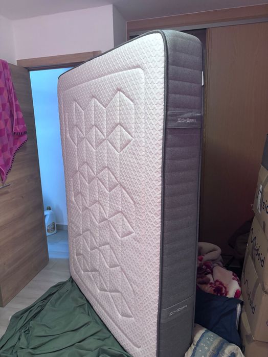 Colchão com quetro meses semi novo