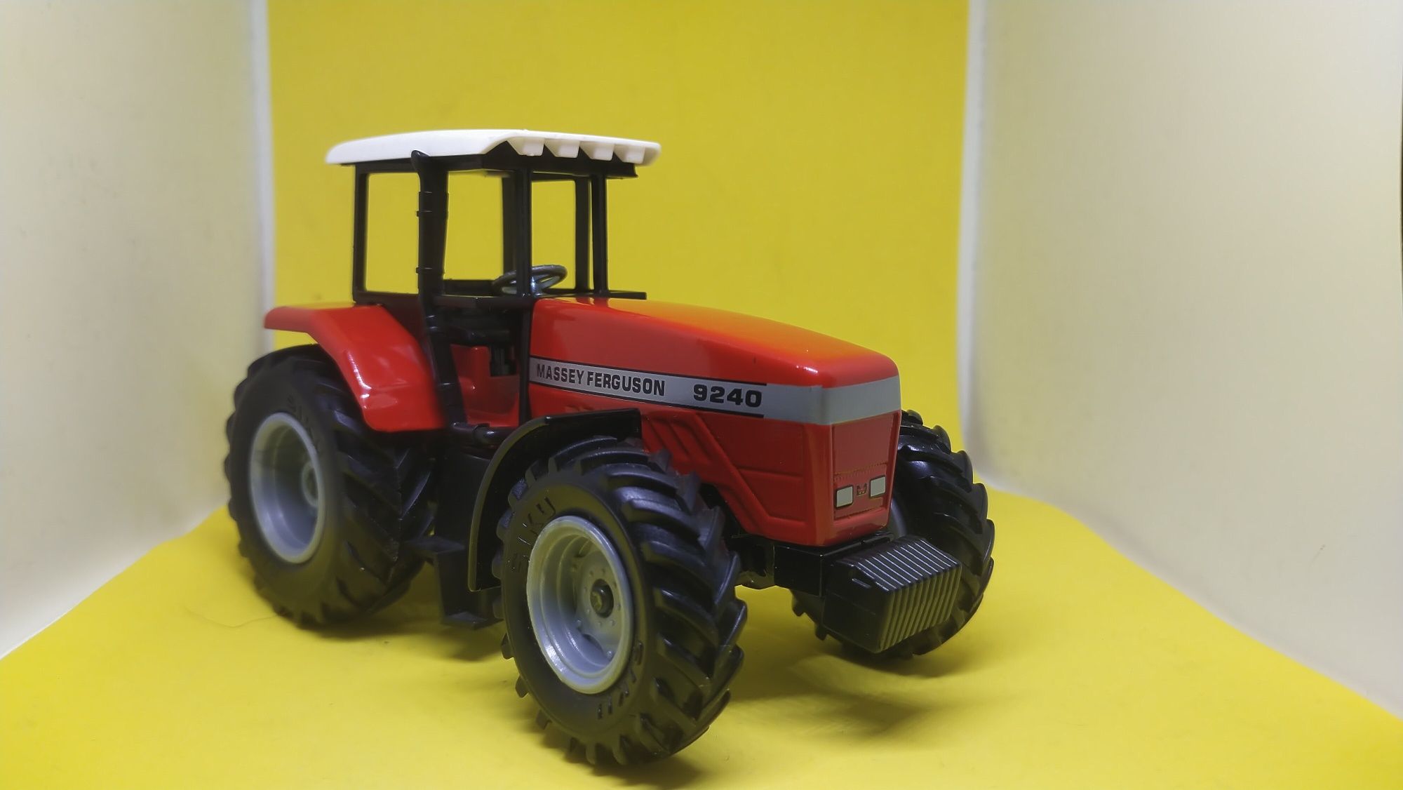 Siku traktor Massey Ferguson 1:32