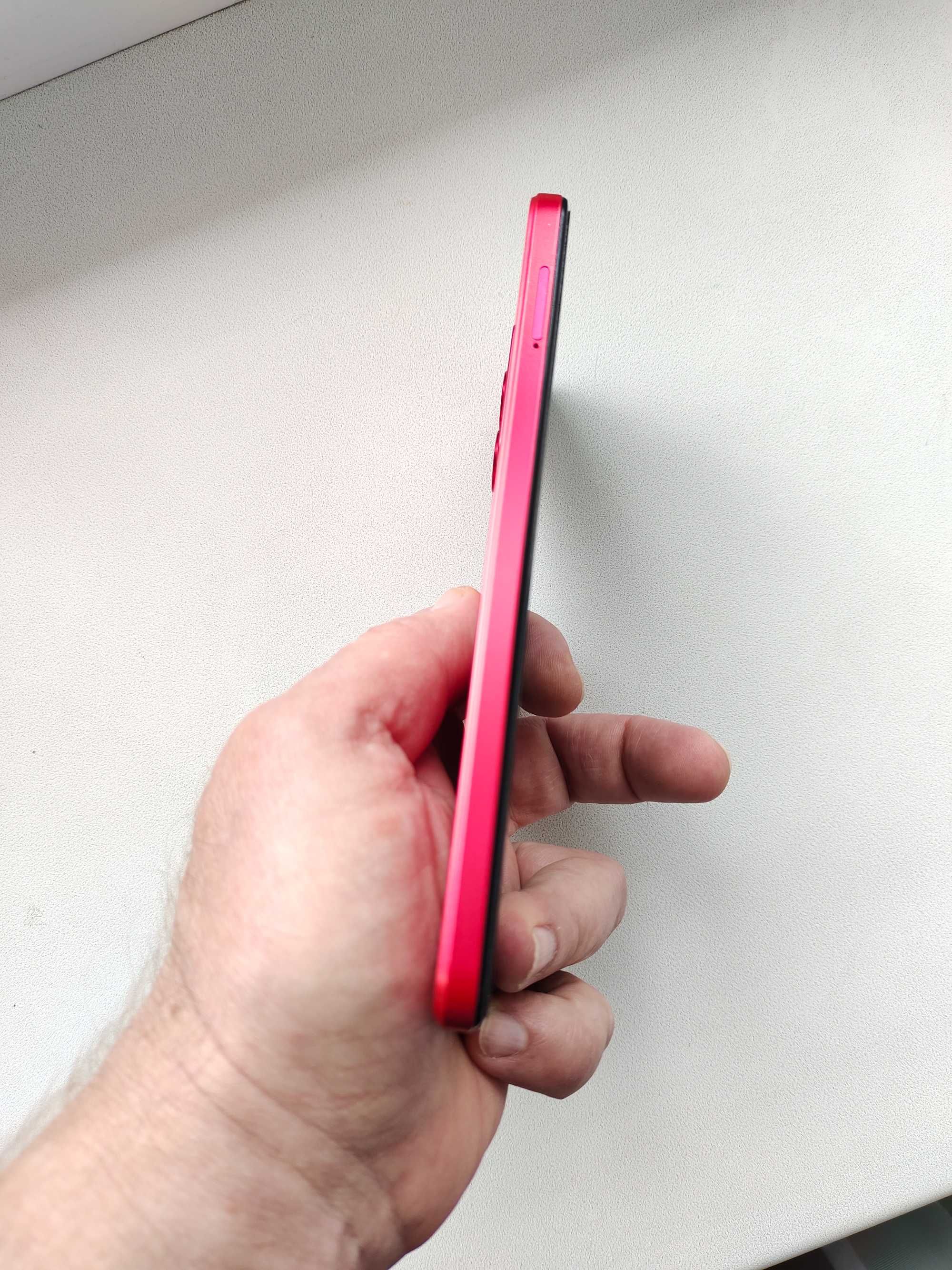 Продам Motorola G84 8/256GB Viva Magenta