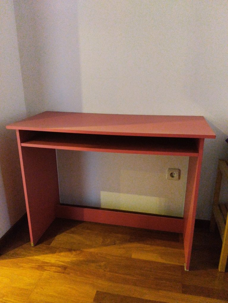 Baixa de peeço.Secretária rosa ideal para pintar ou revestir de papel