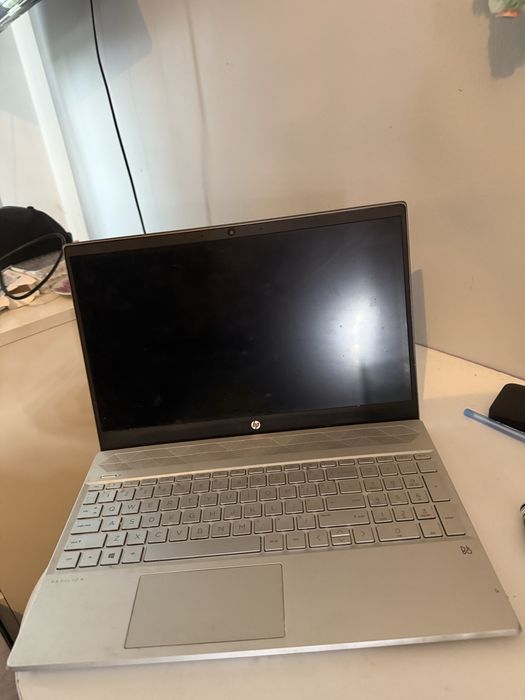 Laptop Hp z rozbitą matrycą