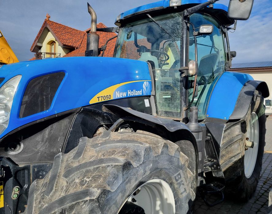 New Holland T7050