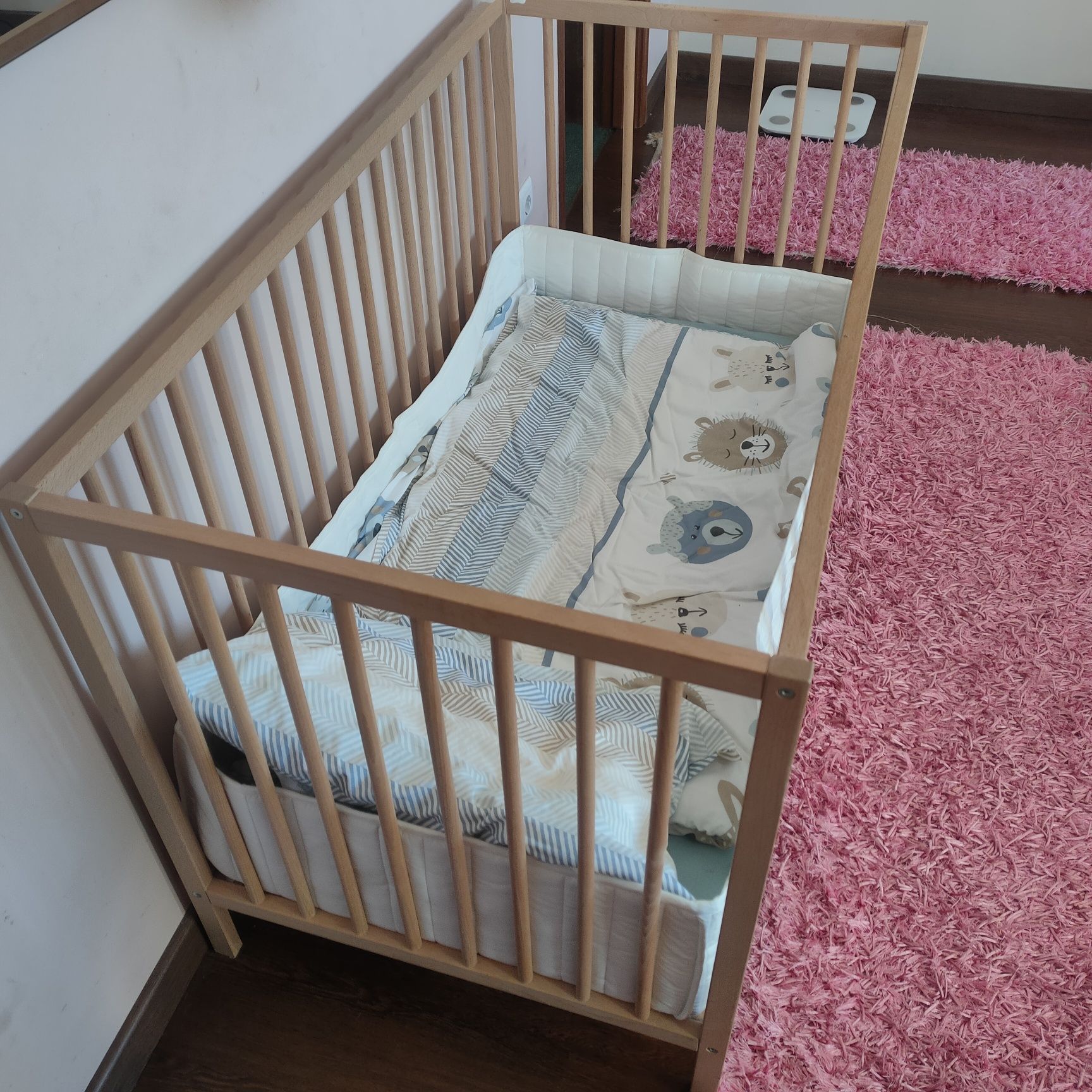 Cama de bebê com colchão