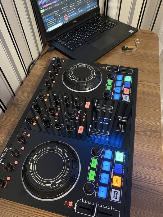 Native Instruments Traktor Kontrol S2 MK2  Dj Контроллер