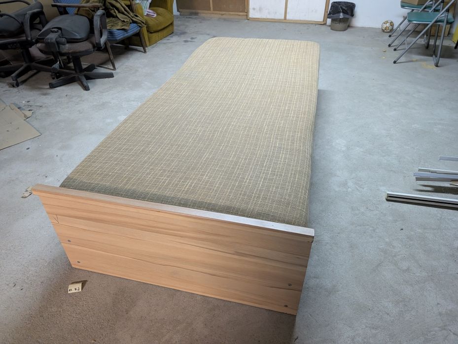 Tapczan że skrzynią na pościel