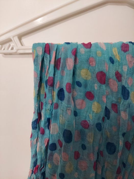 Szalik turkusowy w kolorowe kropki