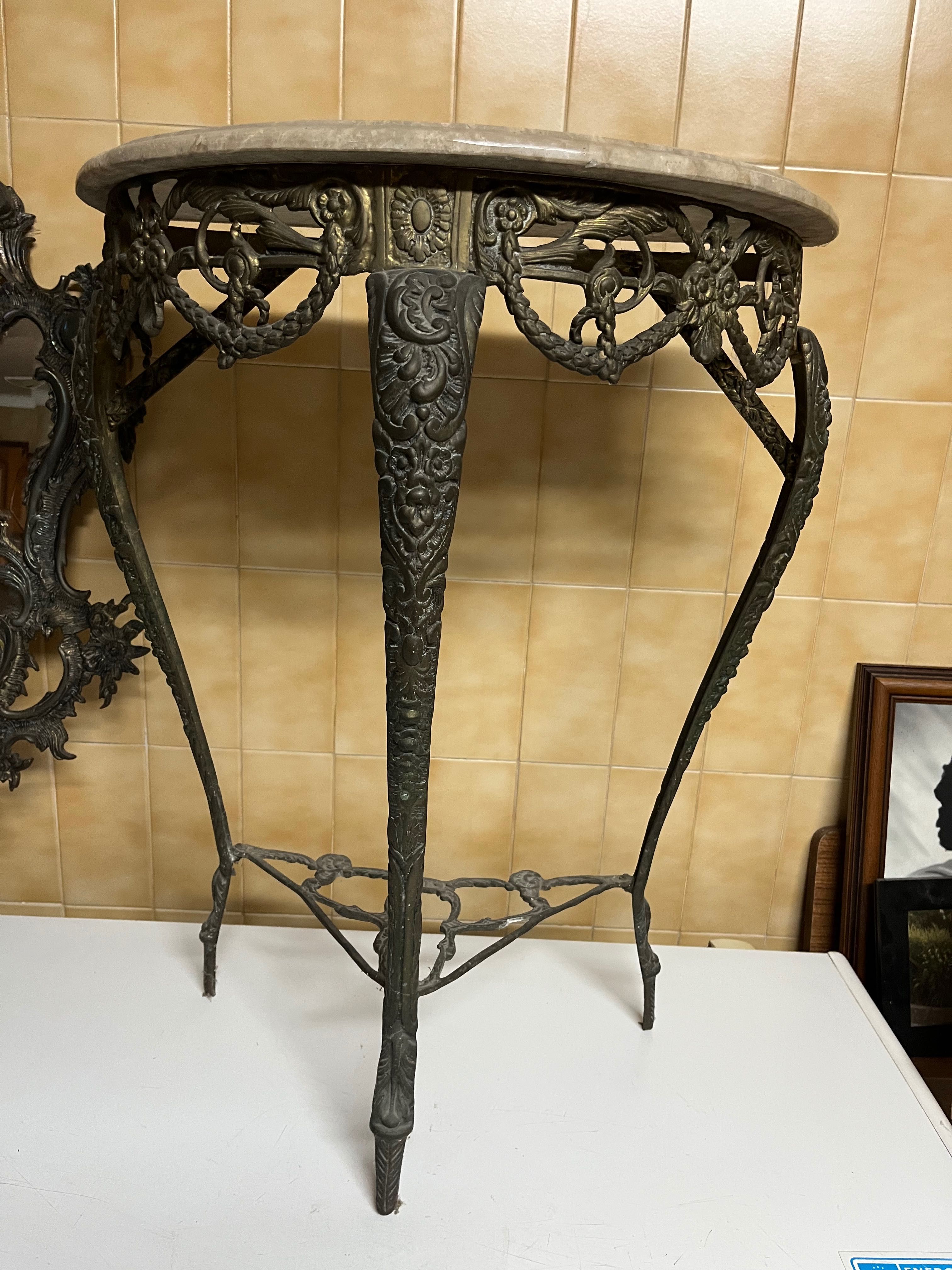 Mesa e espelho em ferro-credência