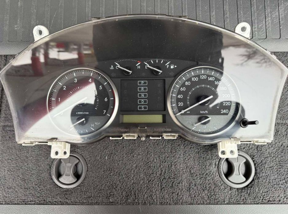 Приборная панель Toyota Land Cruiser 200 в идеальном состоянии