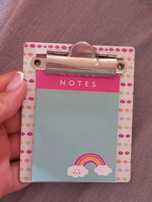 notes na magnesie na lodówkę