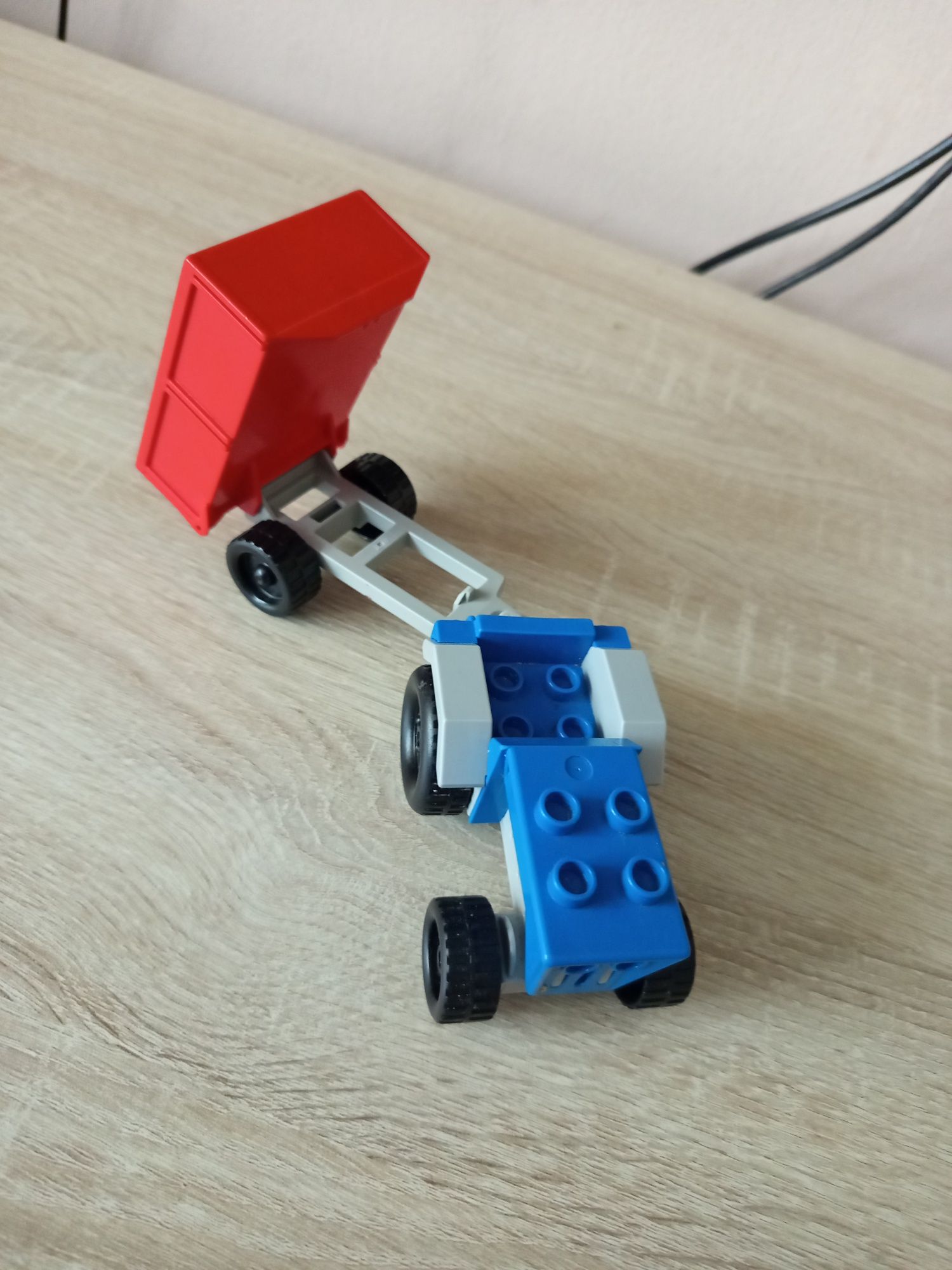 LEGO Duplo traktor z przyczepą