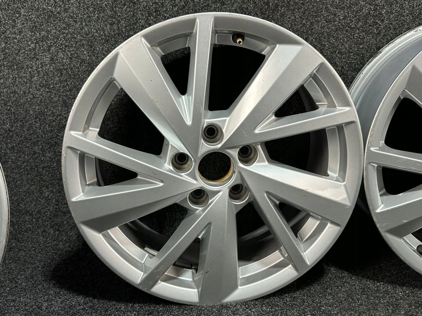 Audi Q2 81A Felgi 7Jx17 Et45 5X112 81A601025C Komplet
